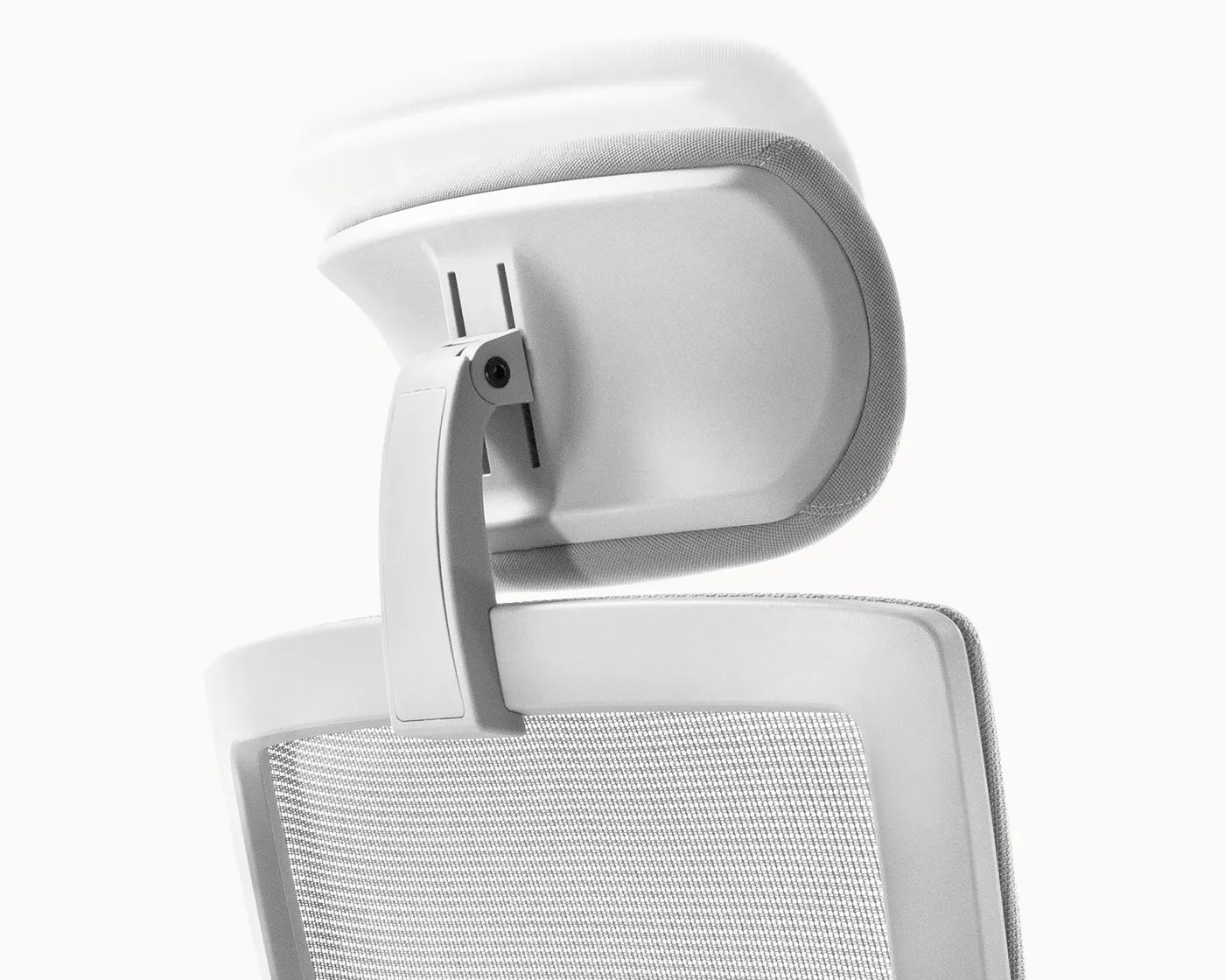 Close-up of the adjustable headrest of the Flujo Angulo Ergonomic Chair.