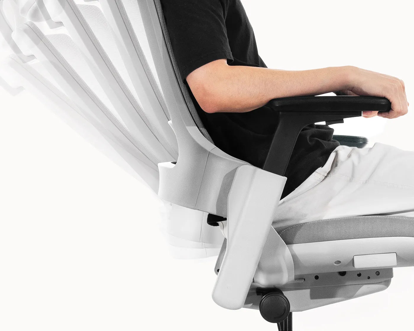 Side view of a person adjusting the reclining mechanism of the Flujo Angulo Ergonomic Chair.