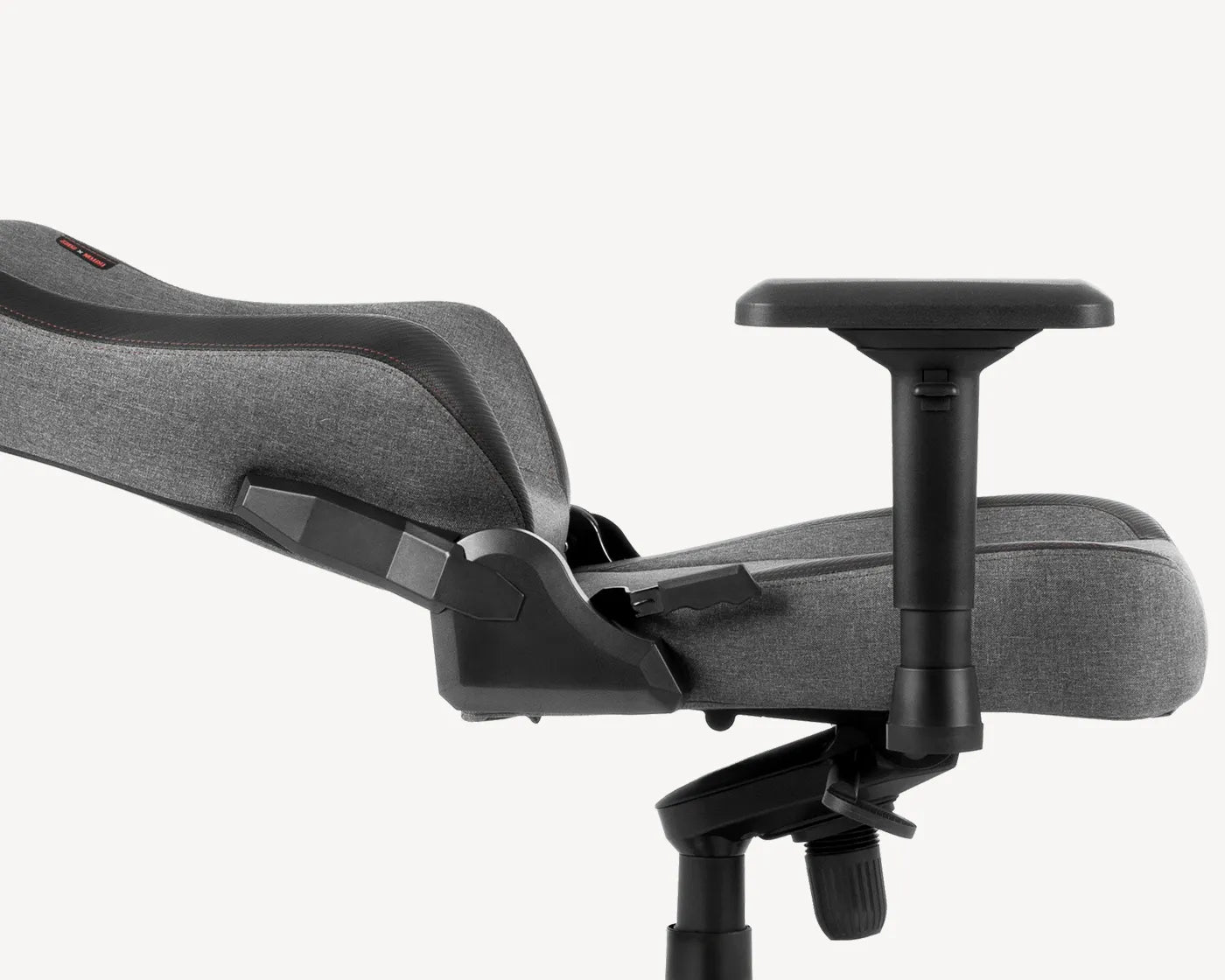 Gaming chair with Synchro Mechanism allowing a recline lock in any position from 90 to 160 degrees, highlighted as a feature by TRITON.