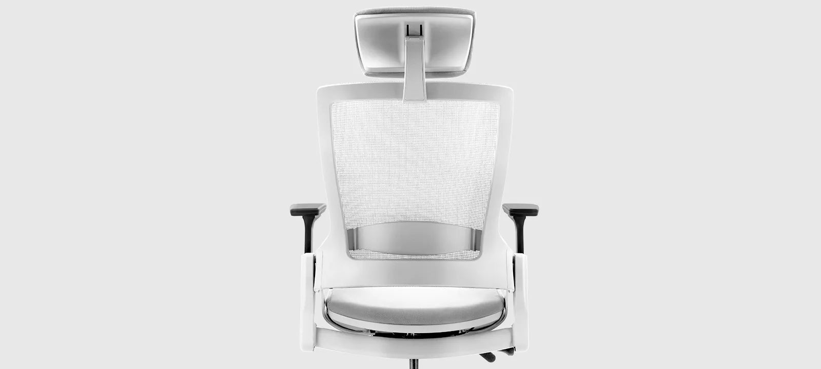 Detailed view of the Flujo Angulo Chair highlighting the adjustable headrest and mesh back design for optimal comfort.