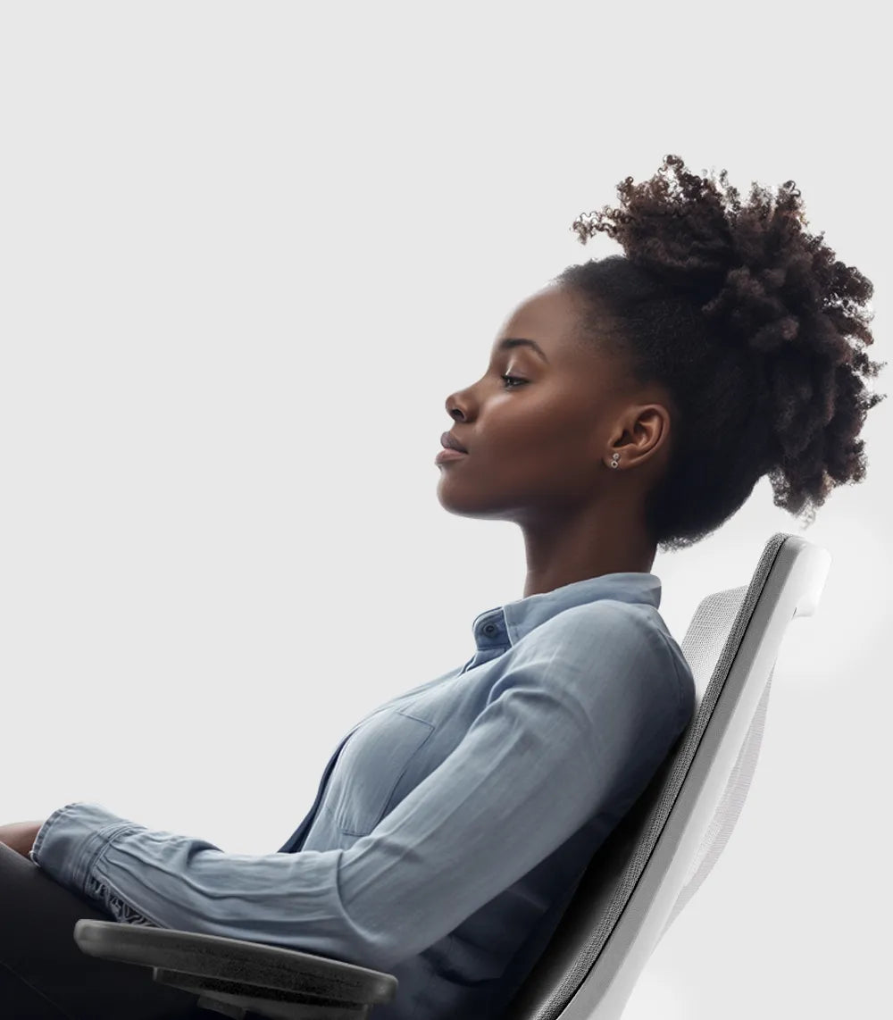 Flujo Angulo Chair featuring a woman in a modern office setting, highlighting the ergonomic design and stylish appearance.