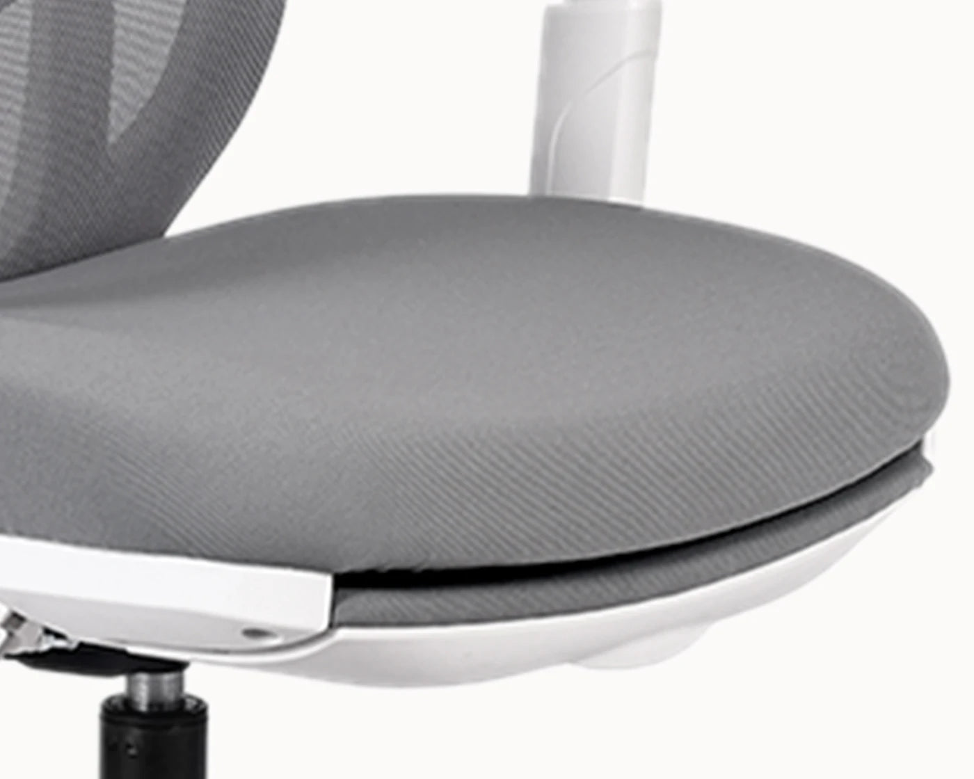 Side view of the plush cushioned seat of the Flujo Pluto Ergonomic Chair, designed for maximum comfort and durability in Singapore office spaces.