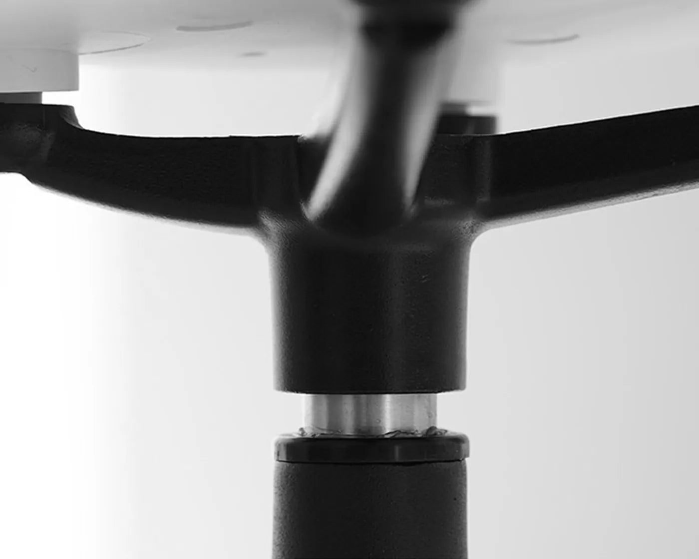 Strong aluminium alloy base of Luna office chair, durable rust-resistant and stable structure