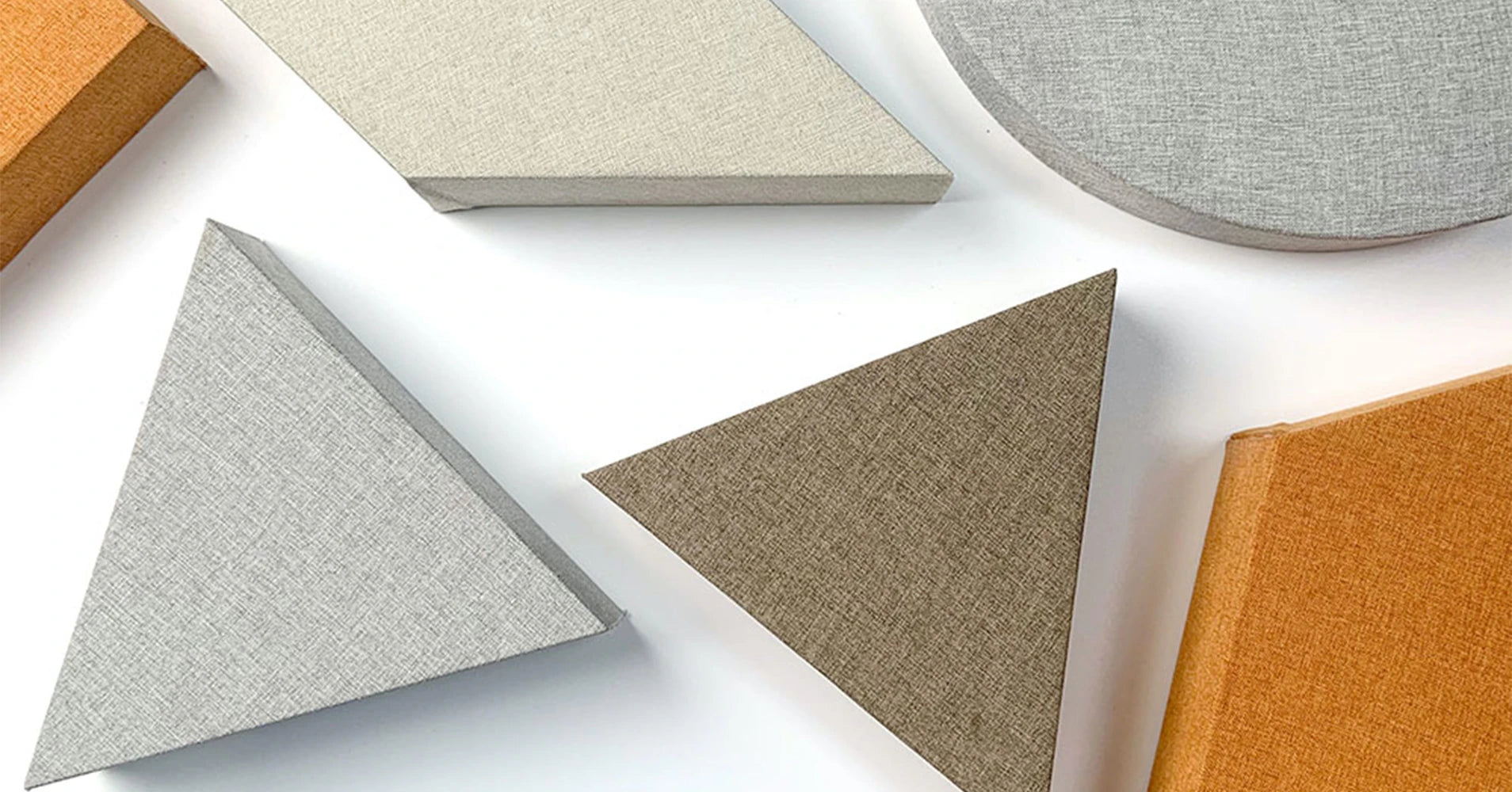 Acoustic interior design featuring advanced 30mm sound-absorbing modules with an NRC rating of ≥0.90, enhancing mid to high-frequency vocal sound quality for premium audio experience