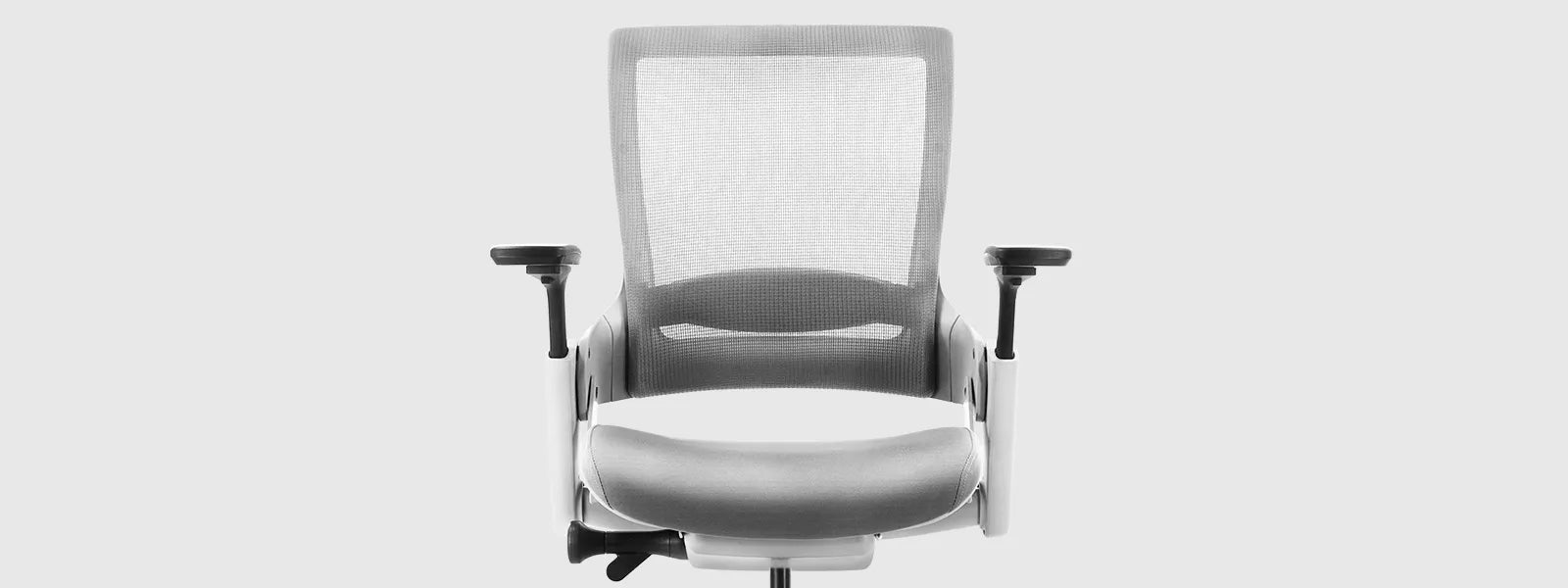 Close-up of the Flujo Angulo Chair showcasing its high-quality mesh back and ergonomic armrests in a professional setting.