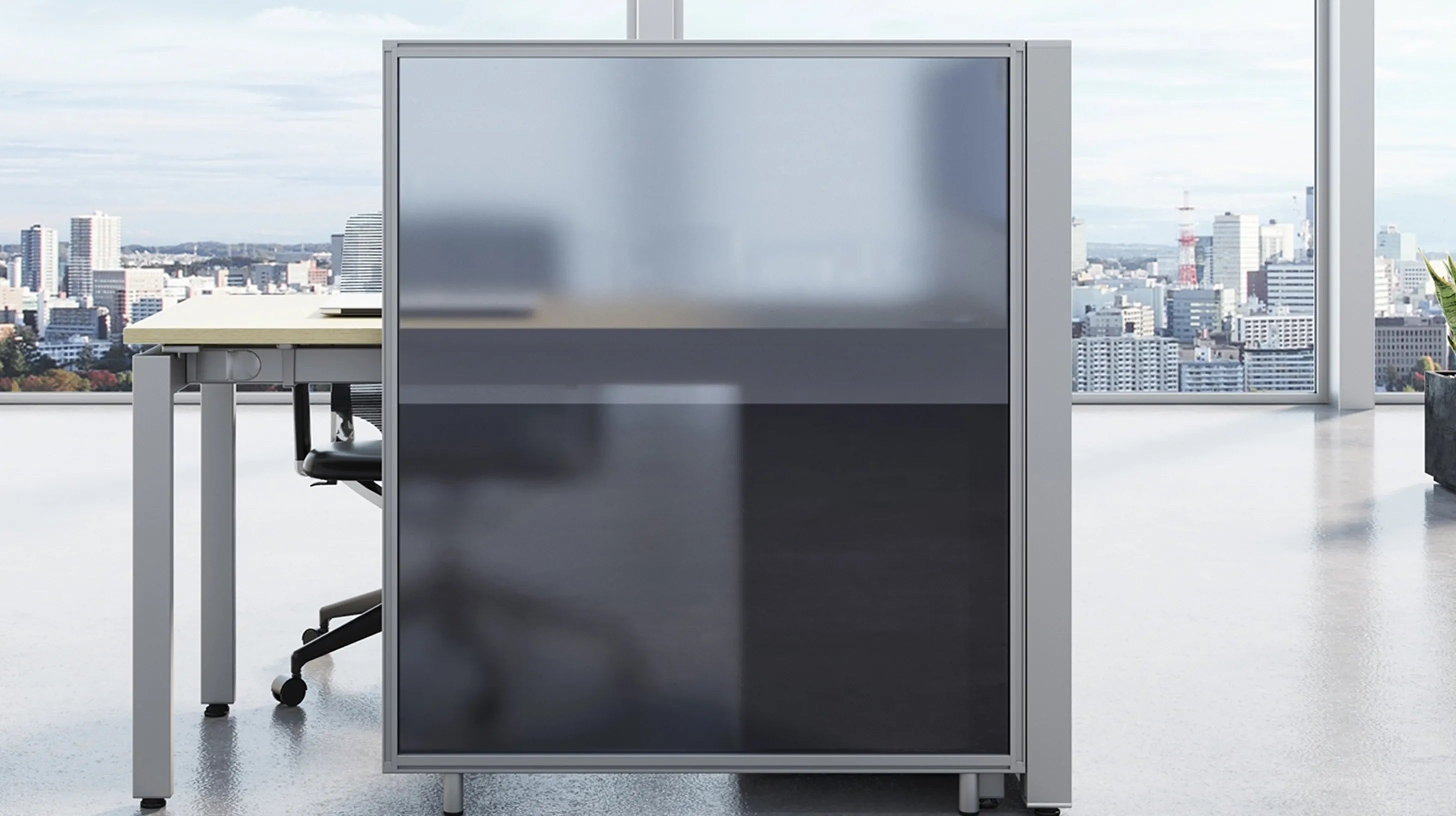 Flujo glass panel workstation featuring a sleek, modern design with frosted glass, adding elegance and spatial openness to the office.